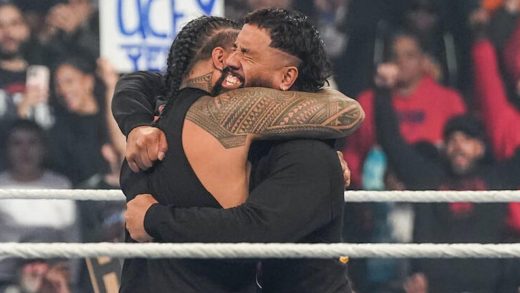 Roman Reigns mira desde lejos mientras los Usos se abrazan después del evento principal de WWE SmackDown