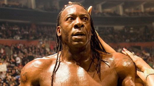 El miembro del Salón de la Fama de la WWE, Booker T, aborda los comentarios de Montez Ford sobre las frustraciones