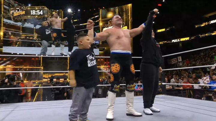 Big Boom AJ celebra con Big Justice y The Rizzler después de la victoria en el pre-show de AEW Full Gear