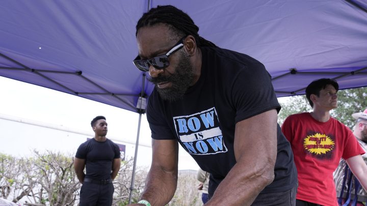 Booker T dice que esta estrella de la WWE necesita que alguien "encienda su llama"