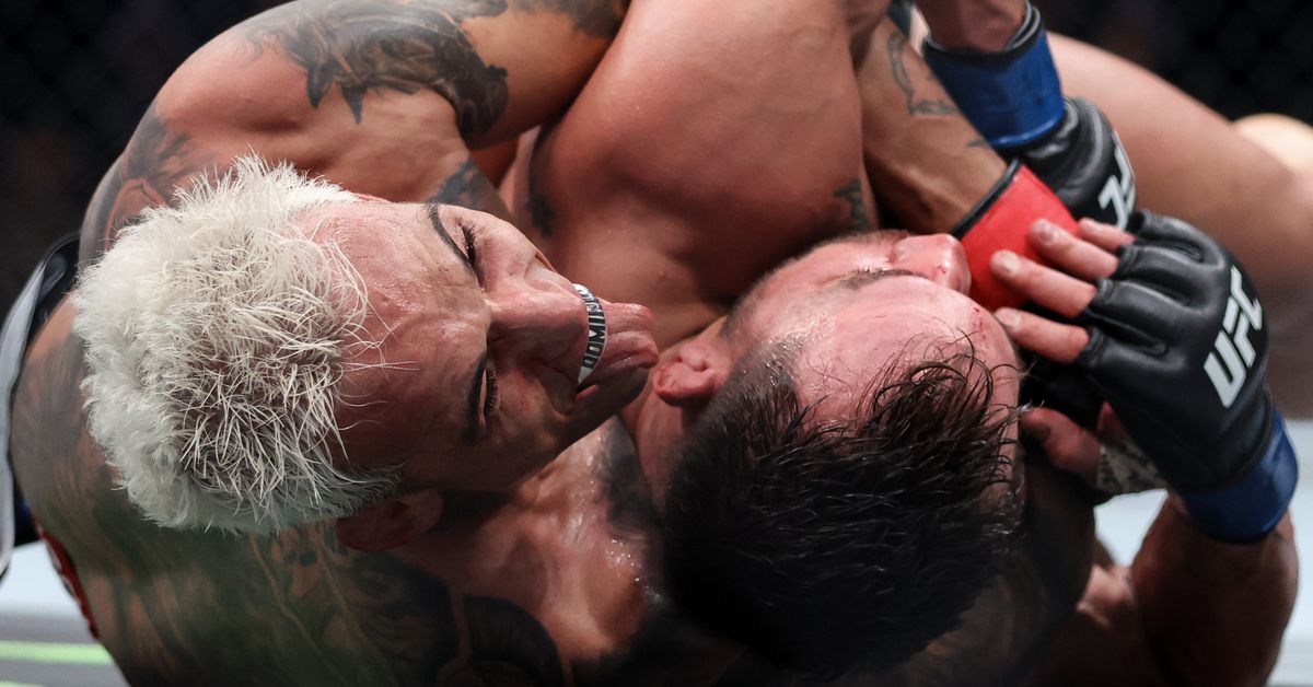 Charles Oliveira critica al árbitro por no ser lo suficientemente "severo" contra los golpes ilegales de Michael Chandler en UFC 309