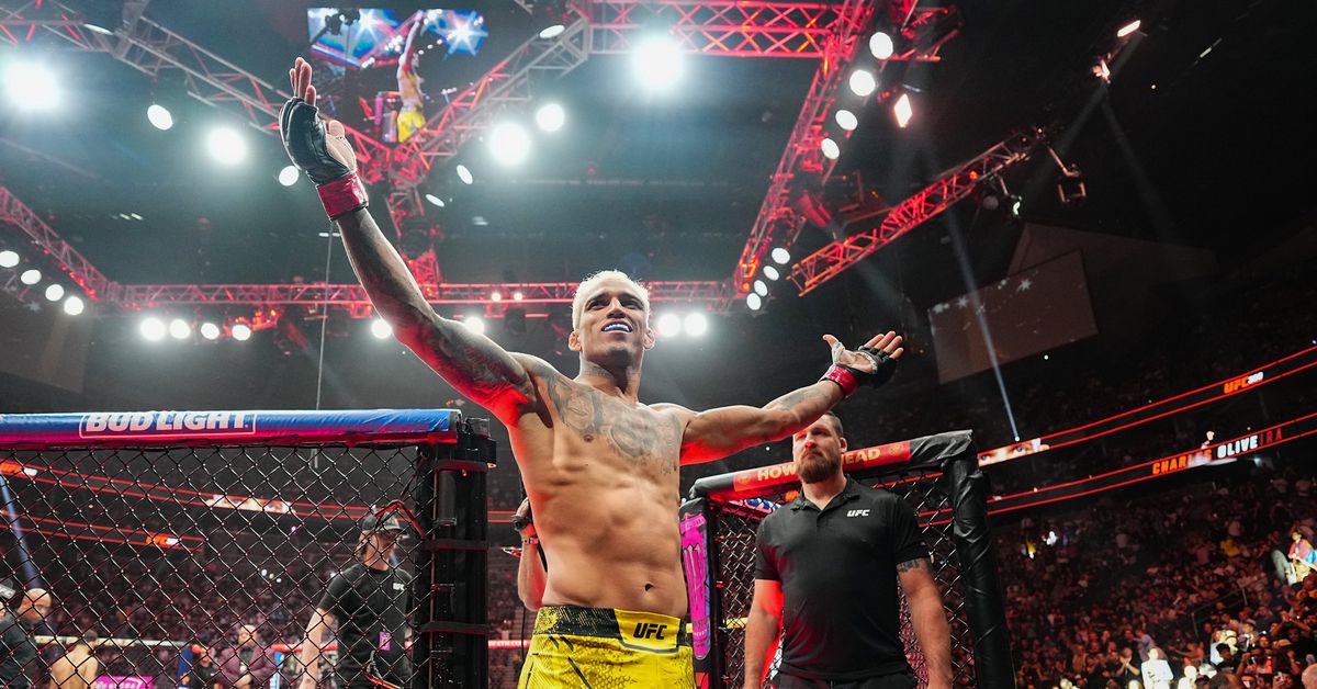 Charles Oliveira reacciona ante el cambio del campeón de BMF Max Holloway a 155 y la revancha de Michael Chandler en UFC 309