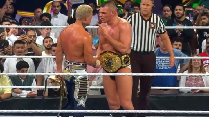 Cody Rhodes y Gunther se dan la mano después de que concluye la lucha por el Campeonato WWE Crown Jewel