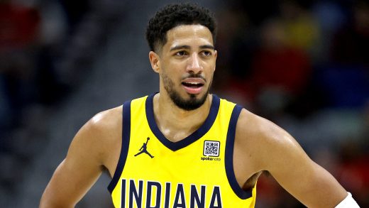 El jugador de los Indiana Pacers, Tyrese Haliburton, se burla de la aparición del WWE Royal Rumble 2025