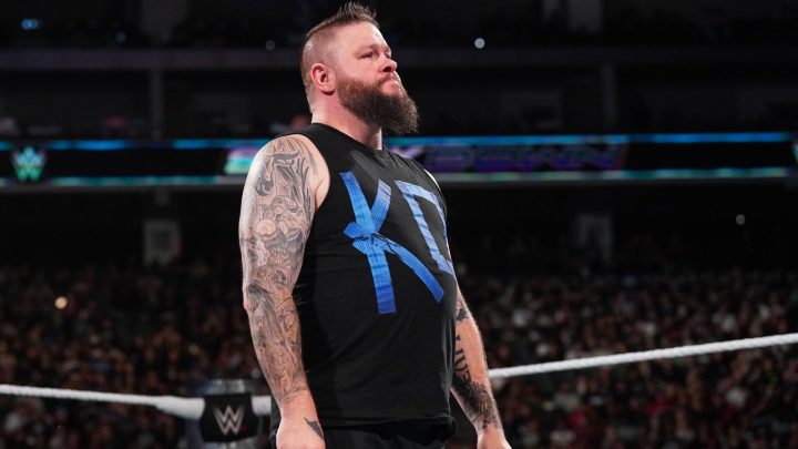 Kevin Owens ataca a Cody Rhodes con una silla luego de un mensaje en video en WWE SmackDown