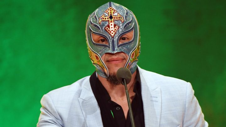 Rey Mysterio, miembro del Salón de la Fama de la WWE, anuncia que su padre ha muerto