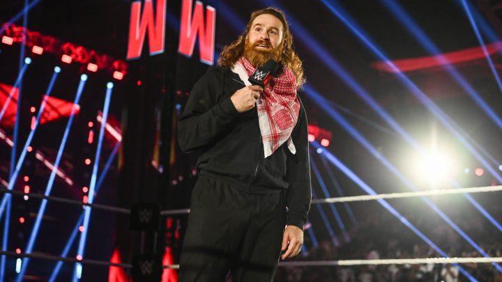 Sami Zayn comenta sobre el 'asombroso privilegio' de dirigirse a la multitud en árabe en WWE Raw