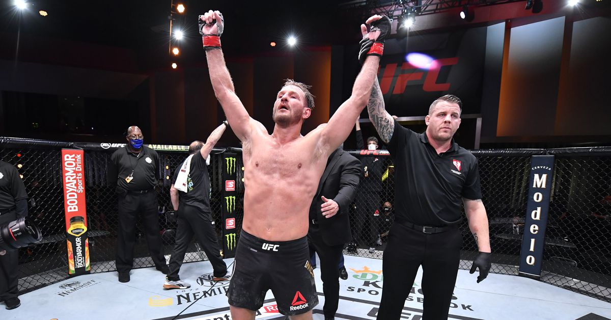 Se revelan pantalones cortos personalizados de UFC 309 para Stipe Miocic, Michael Chandler y Charles Oliveira