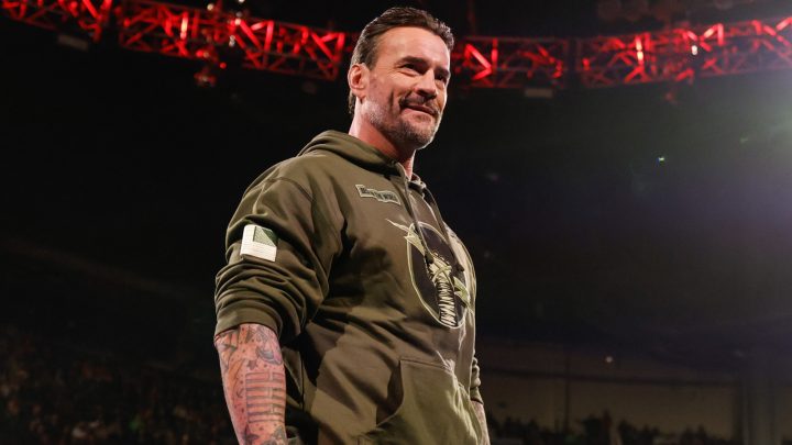 CM Punk hace un hilarante encuentro durante el combate con Damian Priest en la gira navideña de la WWE