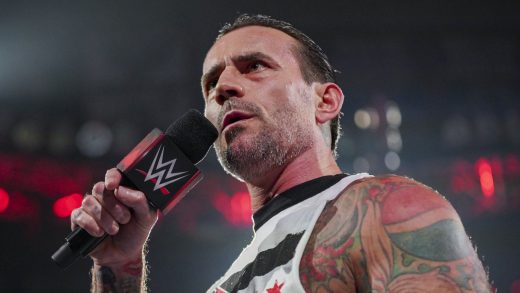 CM Punk se burla de un posible regreso a los comentarios de la WWE en el evento principal del sábado por la noche