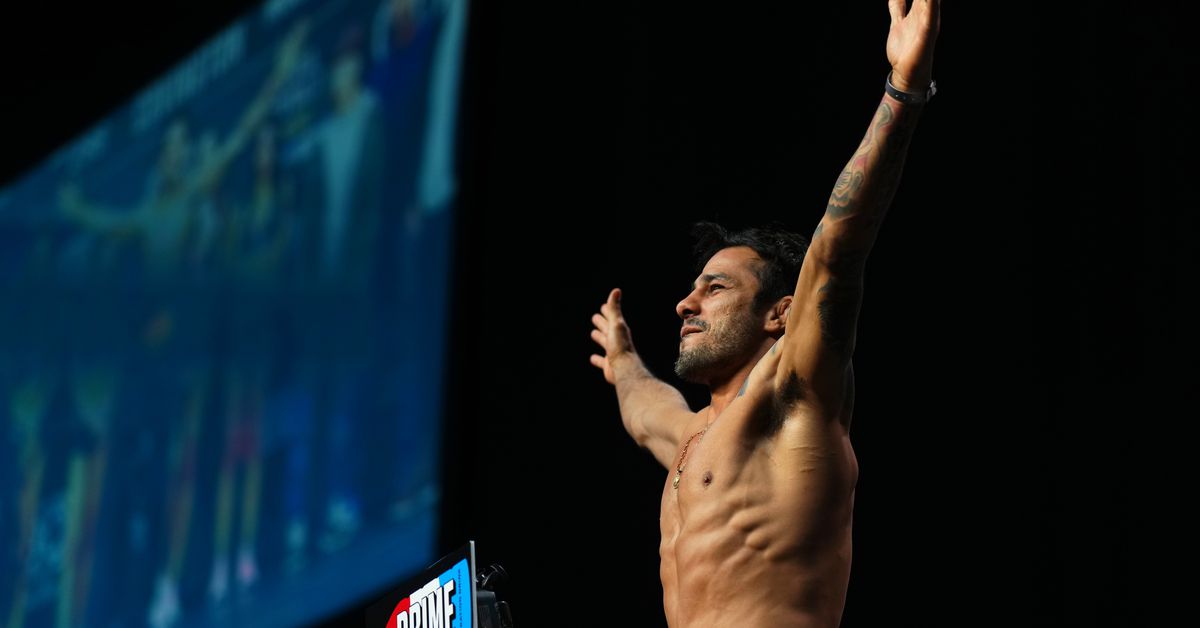 El campeón de UFC Alexandre Pantoja reacciona ante el anuncio de Demetrious Johnson de su retiro