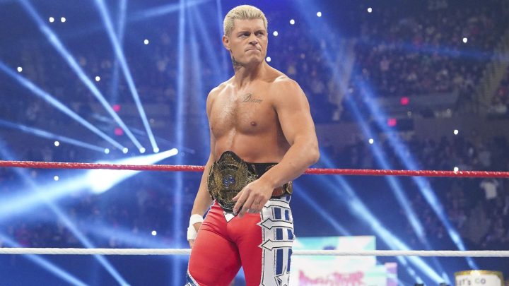 El campeón de la WWE, Cody Rhodes, vende el ataque SNME de Kevin Owens usando un collarín