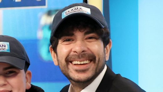 El jefe de AEW, Tony Khan, exagera la magnitud de todo en el espectáculo del estadio 2025