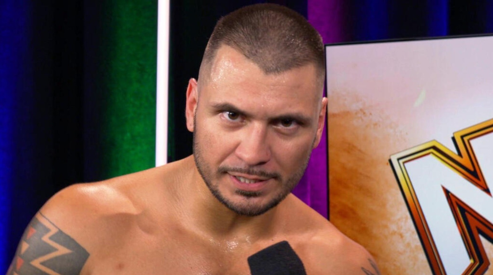 La estrella de la WWE, Eddy Thorpe, se calienta con Shawn Michaels después del evento principal de NXT