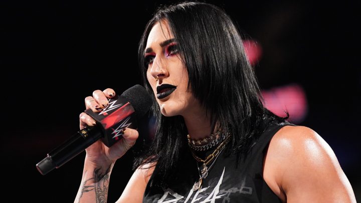 Rhea Ripley trollea a Raquel Rodríguez después del salvaje evento principal de WWE Raw