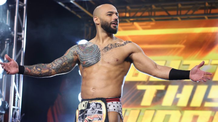 Ricochet se inclina hacia el reciente cambio de talón de AEW en un comentario en las redes sociales sobre Samantha Irvin