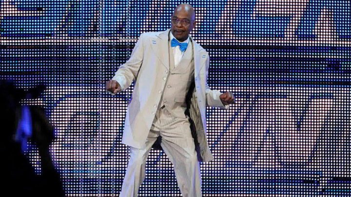 Teddy Long cuenta la divertida historia de cómo dejó a su compañero miembro del Salón de la Fama de la WWE al costado de la carretera