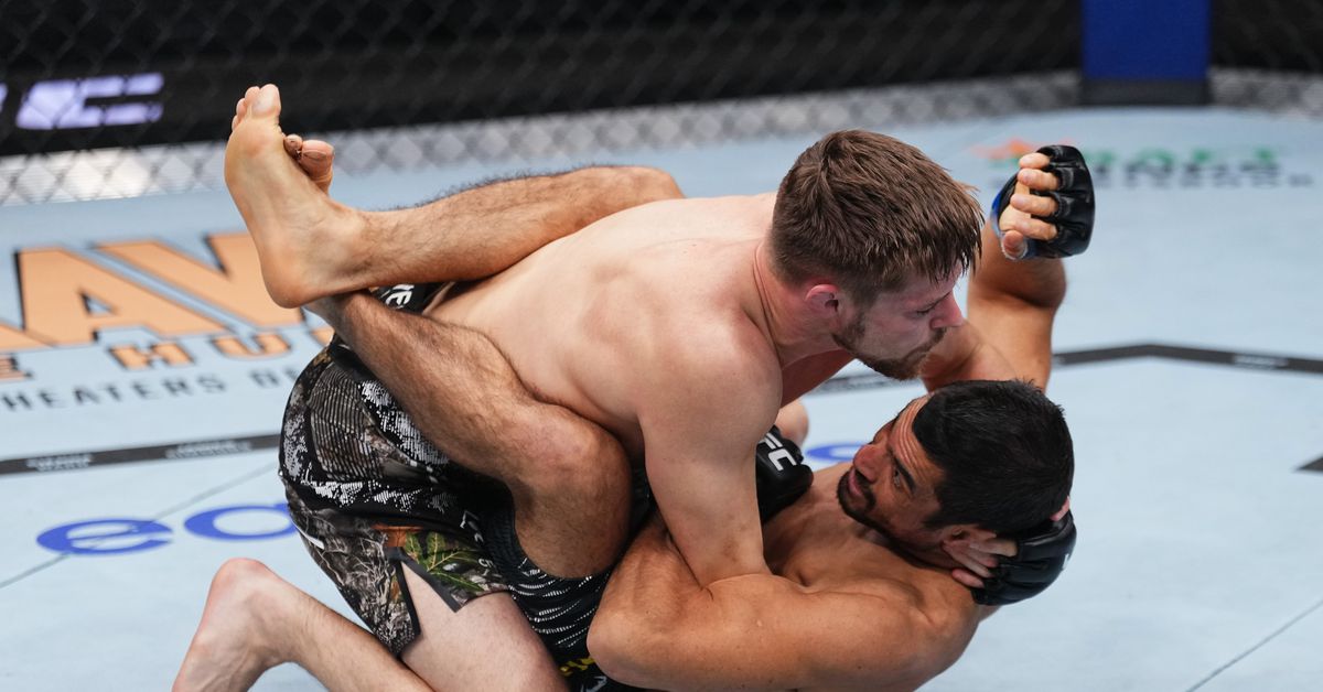 Video de UFC 310: Bryce Mitchell derriba a Kron Gracie con un golpe y codazos devastadores para ganar por nocaut