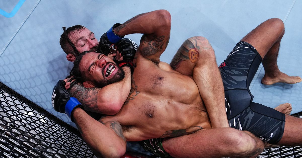 Video de UFC 310: Michael Chiesa realiza una sumisión de estrangulamiento trasero desnudo en su cumpleaños número 37