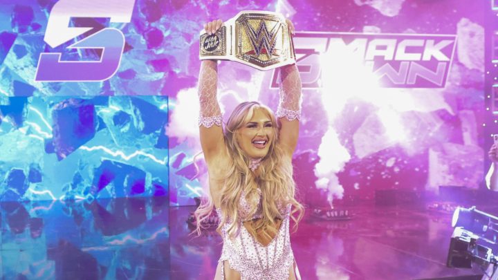 Detalles detrás del escenario en el segmento de apertura de WWE SmackDown, victoria en efectivo de Tiffany Stratton