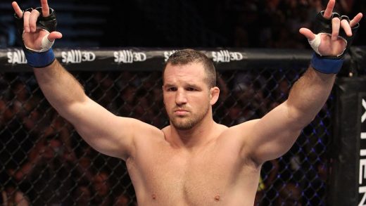 El primer luchador sordo de UFC, Matt Hamill, anuncia que puede escuchar a su familia "por primera vez en 41 años"