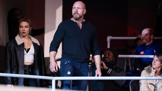 El título mundial de AEW permanece en el maletín mientras Jon Moxley derrota al poderoso Hobbs con dinamita