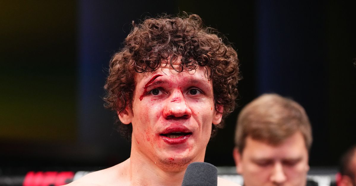 Foto: Roman Kopylov sufrió un corte espantoso durante la victoria por nocaut sobre Chris Curtis en UFC Vegas 101
