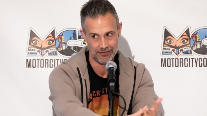 Freddie Prinze Jr. explica por qué aún no ha lanzado su promoción de lucha libre