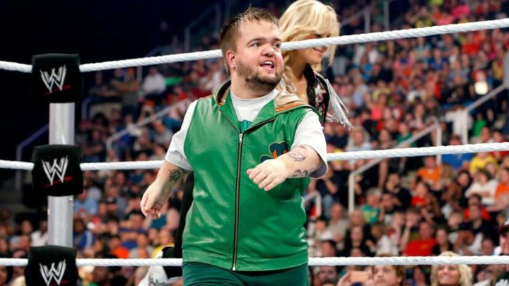 Hornswoggle recuerda convertirse en anónimo WWE Raw GM