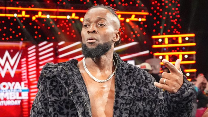 Kofi Kingston llama a WWE Raw Celebrity Assitante