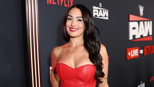 La ex campeona femenina de la WWE Nikki Bella asiste al estreno de Raw Netflix