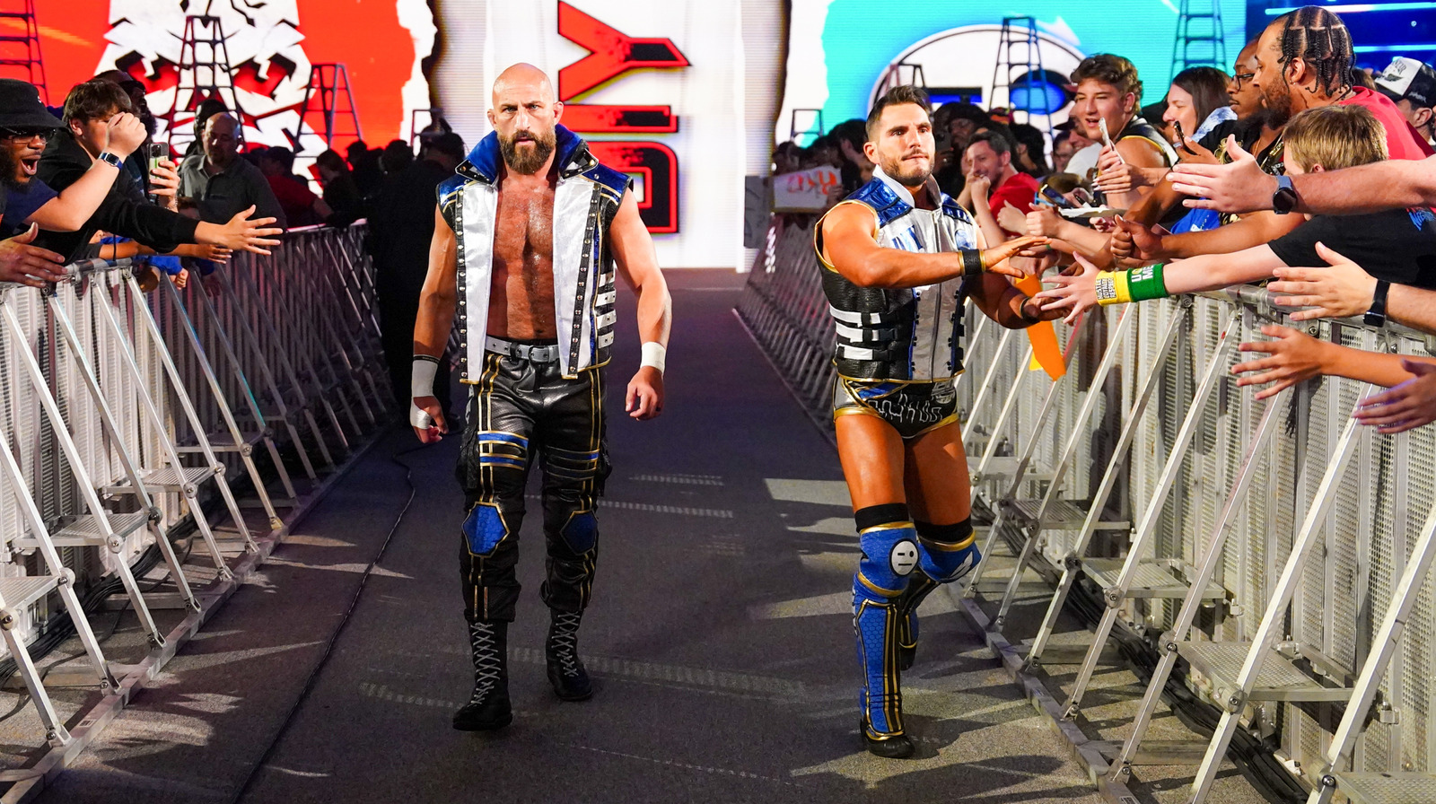 La lucha por el título de parejas de WWE SmackDown termina sin competencia cuando varios equipos interfieren