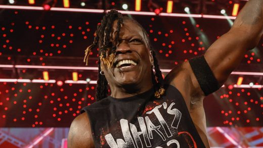 R-Truth recuerda el equipo de Goosebumps con este miembro del Salón de la Fama de la WWE en Raw