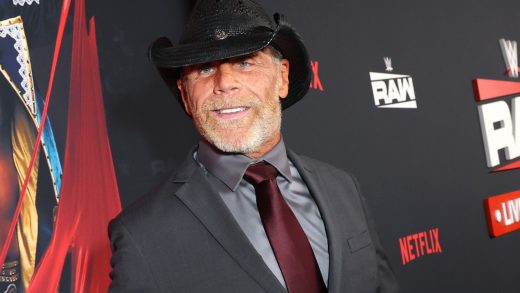 Shawn Michaels golpea la música dulce de la barbilla en Kevin Owens después de la firma del contrato de WWE Snme