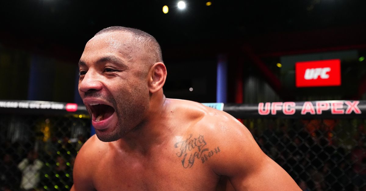 Video de UFC Vegas 101: César Almeida sobrevive cerca del final y derriba a Abdul Razak Alhassan con un nocaut de un solo golpe