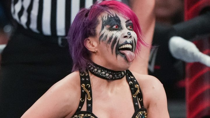 Ausent WWE Star Asuka explica la falta de interés en el foro de revisión de la lucha libre en línea