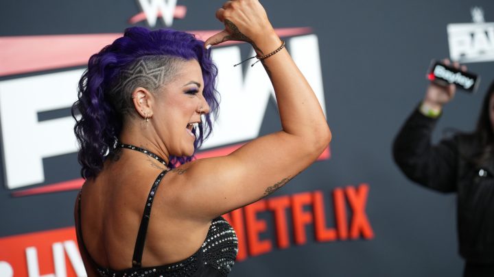 Bayley Ekes Out WWE Raw victoria sobre Lyra Valkyria, avances para eliminar el partido de la cámara