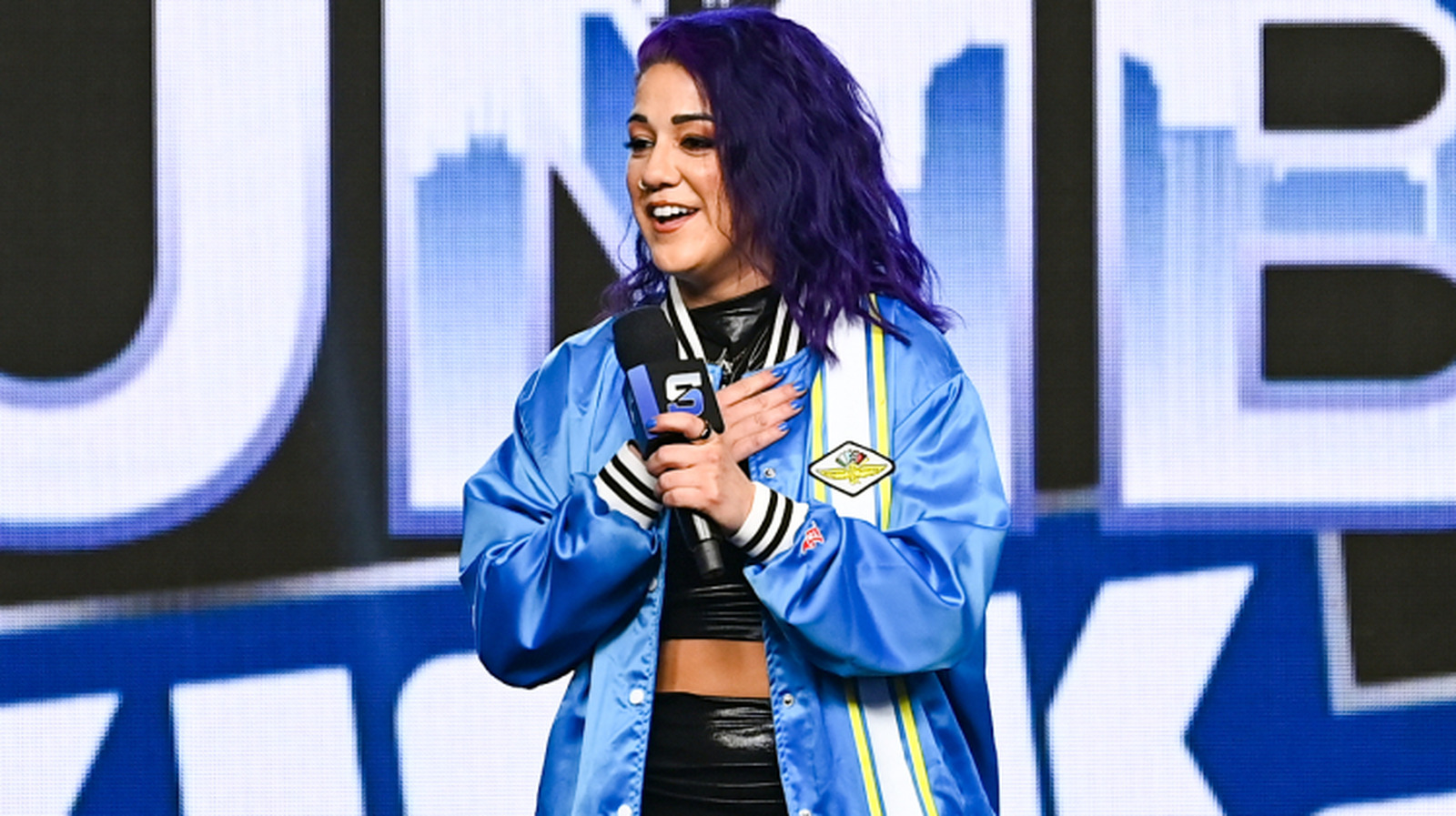 Bayley ha estado 'muriendo' para que WWE traiga de vuelta el evento en vivo de All-Women Evolution Premium