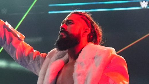 La estrella de la WWE, Andrade revela a su hijo en la publicación de las redes sociales