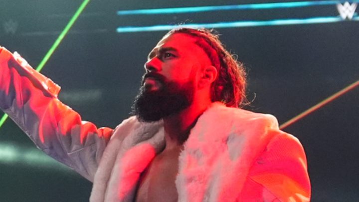 La estrella de la WWE, Andrade revela a su hijo en la publicación de las redes sociales