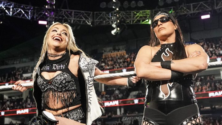 Liv Morgan muestra a Gash después de que se abre en el equipo de etiquetas de WWE RAW