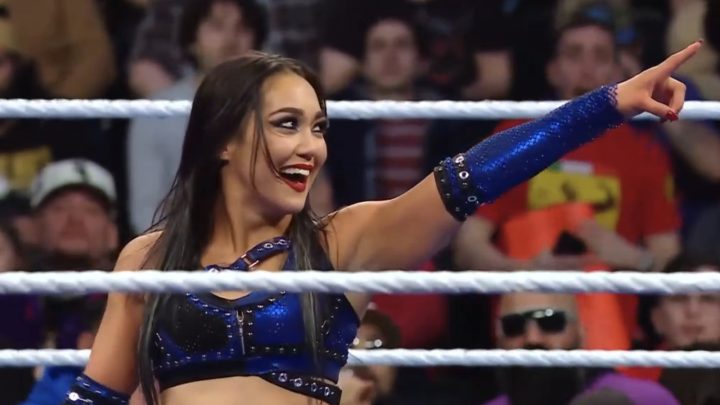 Roxanne Pérez Pins Bayley en WWE Smackdown Trios Match antes de la Cámara de Eliminación