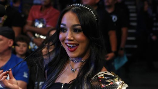 Roxanne Pérez de WWE muestra confianza antes del encuentro en el escenario con Raquel Rodríguez