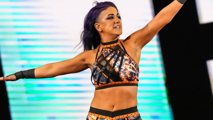 WWE's Bayley mira hacia atrás en el primer evento principal de PPV