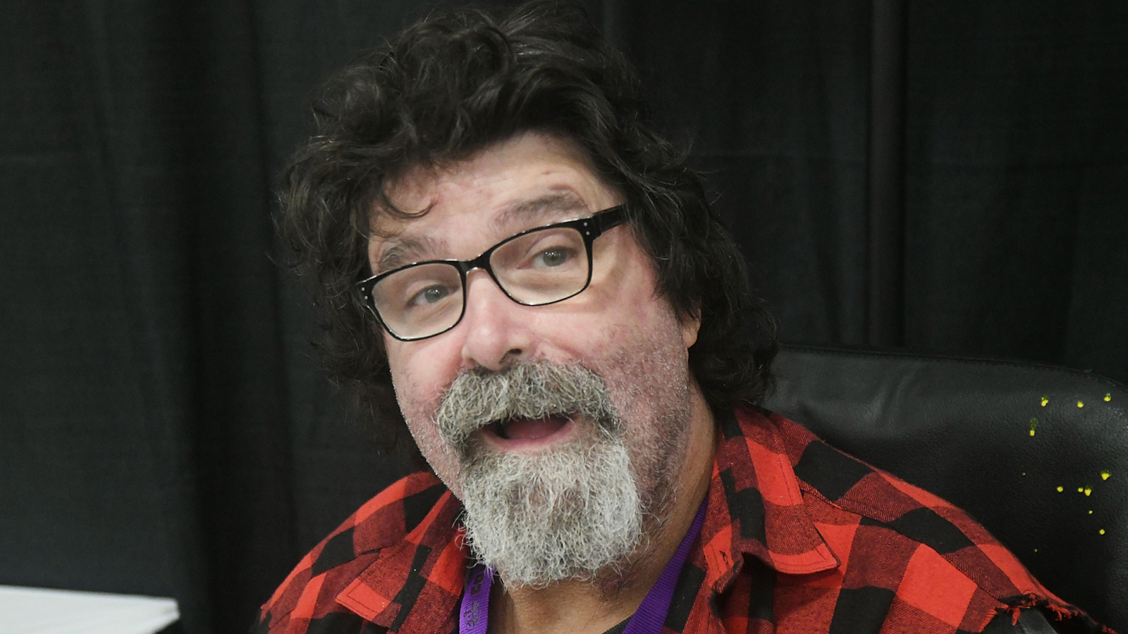 El miembro del Salón de la Fama de la WWE, Mick Foley, explica por qué no se arregla los dientes
