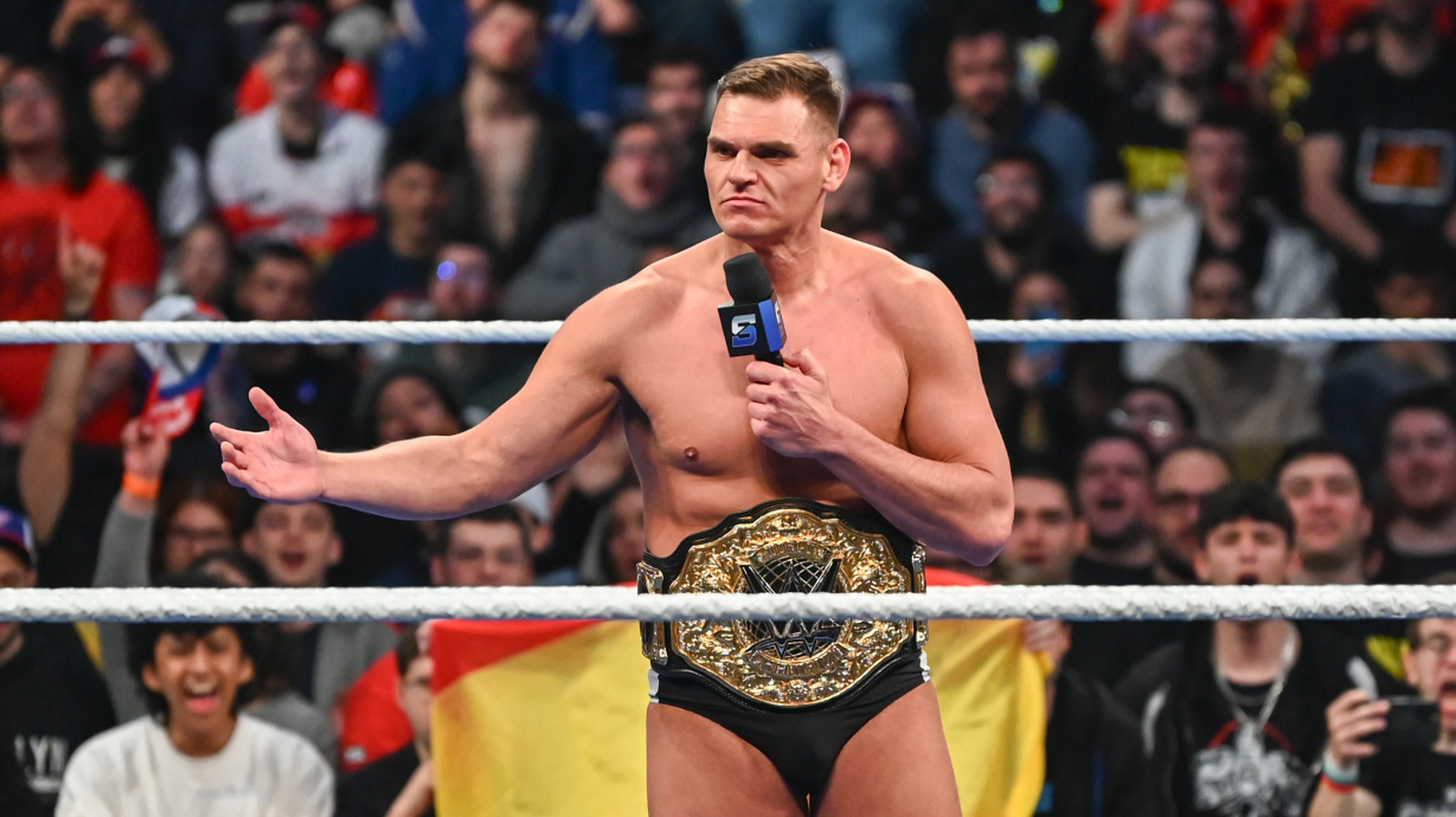 Gunther ahoga a Jimmy Uso, se baña en su sangre mientras Jey mira impotente en WWE Raw