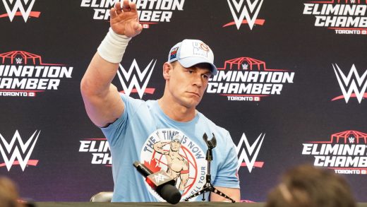 John Cena entra en la cámara de eliminación de la WWE Presser posterior al espectáculo, gotas micrófono y sale