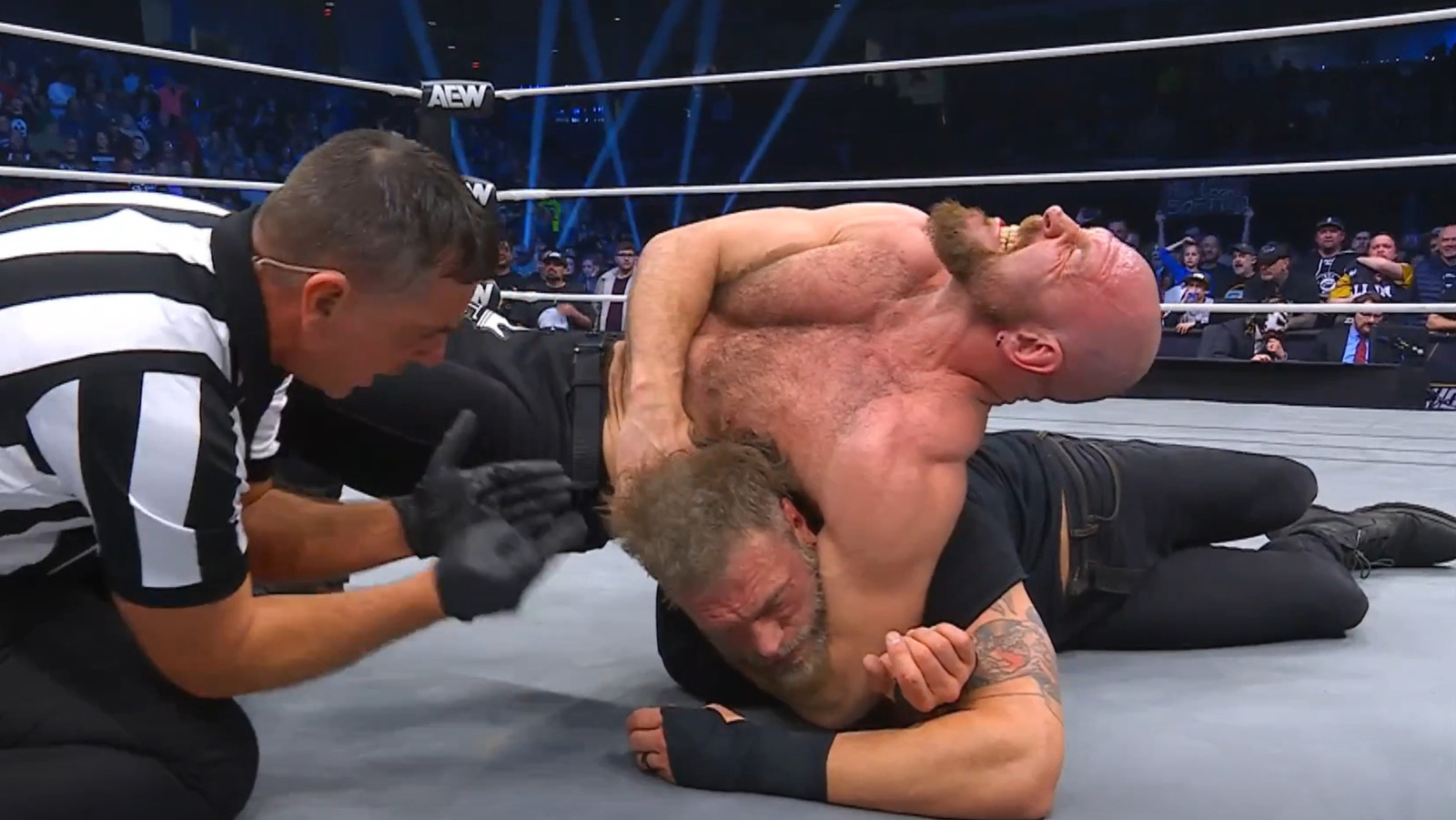 Jon Moxley derrota a Cope, conserva un título mundial AEW en Crowded Street Fight en Dynamite
