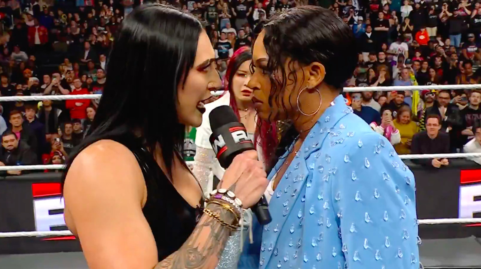 La confrontación cruda de WWE con calefacción conduce a Iyo Sky golpeando a Rhea Ripley y Bianca Belair