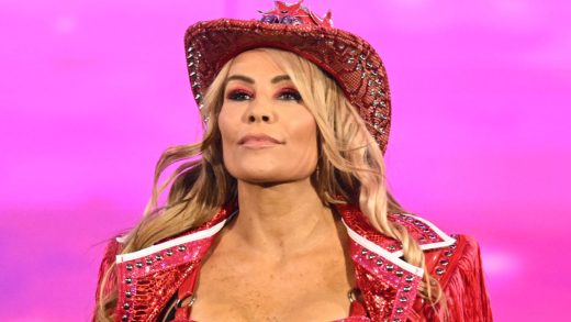 La estrella de la WWE le pide a Natalya para ayuda en el backstage en WWE Raw